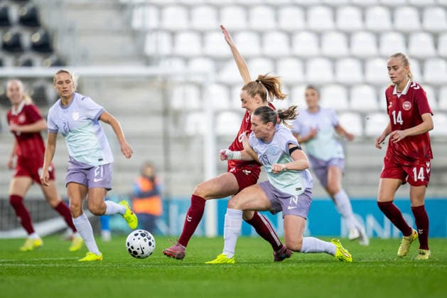 251201 Karen Holmgaard of Denmark and Elisabeth Terland of Norway during the International Friendly, Länderspiel, Nationalmannschaft football match between Denmark and Norway on December 1, 2025 in La Linea. Photo: Vegard Grott BILDBYRAN kod VG VG0842 bbeng fotboll football soccer fotball träningslandskamp privatlandskamp landskamp international friendly norge norway women dam danmark denmark Copyright: VEGARDxGRoTT BB251201VG018