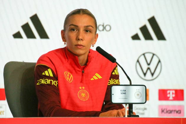 01.12.2025, xgrfx, Fussball DFB Medientermine, Deutsche Frauennationalmannschaft - Pressekonferenz, Abschlusstraining v.l. Elisa Senß (Deutsche Frauennationalmannschaft) (DFL DFB REGULATIONS PROHIBIT ANY USE OF PHOTOGRAPHS as IMAGE SEQUENCES and or QUASI-VIDEO) Madrid