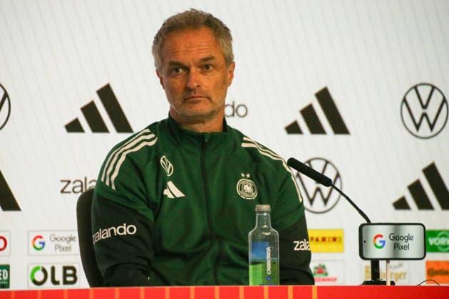 01.12.2025, xgrfx, Fussball DFB Medientermine, Deutsche Frauennationalmannschaft - Pressekonferenz, Abschlusstraining v.l. Christian Wück (Deutsche Frauennationalmannschaft) (DFL DFB REGULATIONS PROHIBIT ANY USE OF PHOTOGRAPHS as IMAGE SEQUENCES and or QUASI-VIDEO) Madrid