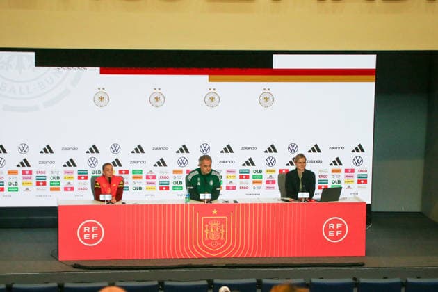 01.12.2025, xgrfx, Fussball DFB Medientermine, Deutsche Frauennationalmannschaft - Pressekonferenz, Abschlusstraining v.l. Elisa Senß, Christian Wück (Deutsche Frauennationalmannschaft) (DFL DFB REGULATIONS PROHIBIT ANY USE OF PHOTOGRAPHS as IMAGE SEQUENCES and or QUASI-VIDEO) Madrid