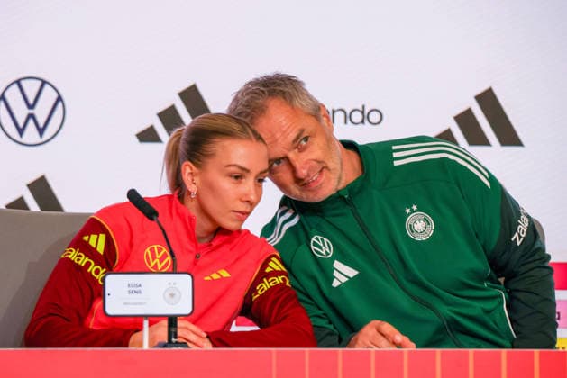Madrid, Deutschland 01. Dezember 2025: UEFA Nations League Women - Finale - Abschluss PK - 2025 - Spanien vs. Deutschland Im Bild: v.li. Elisa Senß Senss (Deutschland) und Bundestrainer Christian Wück Wueck (Deutschland) bei der Abschlusspressekonferenz in Madrid Estado Metropolitano Copyright: xFotostandx xFantinix