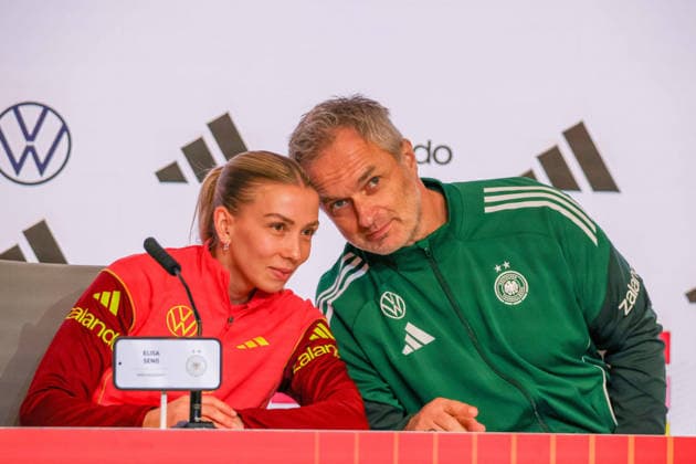 Madrid, Deutschland 01. Dezember 2025: UEFA Nations League Women - Finale - Abschluss PK - 2025 - Spanien vs. Deutschland Im Bild: v.li. Elisa Senß Senss (Deutschland) und Bundestrainer Christian Wück Wueck (Deutschland) bei der Abschlusspressekonferenz in Madrid Estado Metropolitano Copyright: xFotostandx xFantinix