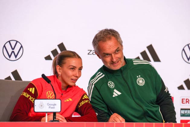 Madrid, Deutschland 01. Dezember 2025: UEFA Nations League Women - Finale - Abschluss PK - 2025 - Spanien vs. Deutschland Im Bild: v.li. Elisa Senß Senss (Deutschland) und Bundestrainer Christian Wück Wueck (Deutschland) bei der Abschlusspressekonferenz in Madrid Estado Metropolitano Copyright: xFotostandx xFantinix