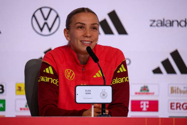 Madrid, Deutschland 01. Dezember 2025: UEFA Nations League Women - Finale - Abschluss PK - 2025 - Spanien vs. Deutschland Im Bild: Elisa Senß Senss (Deutschland) bei der Abschlusspressekonferenz in Madrid Estado Metropolitano Copyright: xFotostandx xFantinix