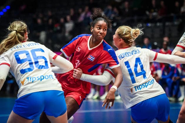 Jennifer Amanda Toledo Abreu (Kuba, 34) vs. Charlotte Cholevova (Tschechien, 96) und Kamila Kordovska (Tschechien, 14) GER, Tschechien - Kuba, Handball Weltmeisterschaft, Vorrunde, Gruppe G, 01.12.2025 GER, Tschechien - Kuba, Handball Weltmeisterschaft, Vorrunde, Gruppe G, 01.12.2025 Stuttgart Copyright: xSandyxDinkelackerx EP_SDR
