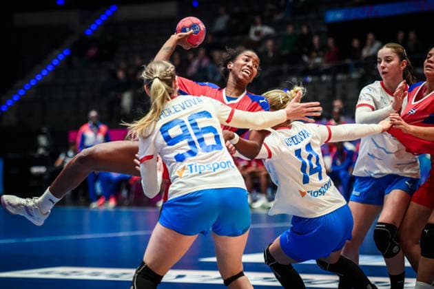 Jennifer Amanda Toledo Abreu (Kuba, 34) vs. Charlotte Cholevova (Tschechien, 96) und Kamila Kordovska (Tschechien, 14) GER, Tschechien - Kuba, Handball Weltmeisterschaft, Vorrunde, Gruppe G, 01.12.2025 GER, Tschechien - Kuba, Handball Weltmeisterschaft, Vorrunde, Gruppe G, 01.12.2025 Stuttgart Copyright: xSandyxDinkelackerx EP_SDR