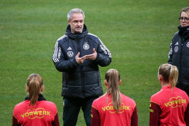01.12.2025, xgrfx, Fussball DFB Medientermine, Deutsche Frauennationalmannschaft - Pressekonferenz, Abschlusstraining v.l. Christian Wück leitet das Abschlusstraining der deutschen Nationalmannschaft. (Deutsche Frauennationalmannschaft) (DFL DFB REGULATIONS PROHIBIT ANY USE OF PHOTOGRAPHS as IMAGE SEQUENCES and or QUASI-VIDEO) Madrid