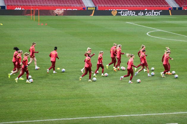 01.12.2025, xgrfx, Fussball DFB Medientermine, Deutsche Frauennationalmannschaft - Pressekonferenz, Abschlusstraining v.l. Die deutsche Nationalmannschaft beim Abschlusstraining in Madrid. (Deutsche Frauennationalmannschaft) (DFL DFB REGULATIONS PROHIBIT ANY USE OF PHOTOGRAPHS as IMAGE SEQUENCES and or QUASI-VIDEO) Madrid