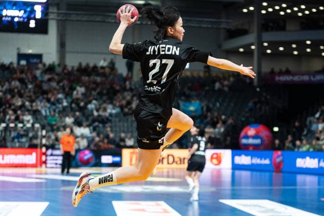 JEON Jiyeon (27 Republic of Korea) takes a shot at goal during the IHF Women s Handball World Championship, WM, Weltmeisterschaft game between Republic of Korea and Kazakhstan at the SWT Arena in Trier, Germany Copyright: xMartinxPitschx xSPPx Sportspressphoto_SPR68531