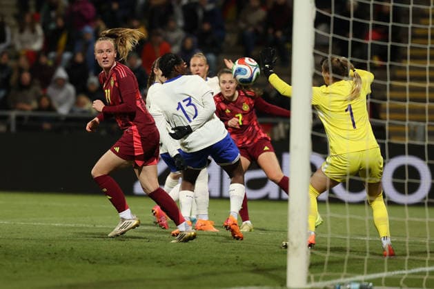 2025.12.01 xjfx Fussball U 23-Länderspielrunde, 2025 2026, Gruppe A Deutschland - Frankreich v.l., Mara Alber (Frauen U 23 Deutschland), Alice PINGUET (U23 France) in aktion, in action, (DFL DFB REGULATIONS PROHIBIT ANY USE OF PHOTOGRAPHS as IMAGE SEQUENCES and or QUASI-VIDEO) Copyright: JoaquimxFerreira