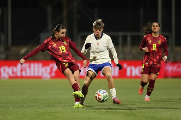 2025.12.01 xjfx Fussball U 23-Länderspielrunde, 2025 2026, Gruppe A Deutschland - Frankreich v.l., Loreen Bender (Frauen U 23 Deutschland), Lucie CALBA (U23 France), Ilayda Acikgöz (Frauen U 23 Deutschland) in aktion, in action, (DFL DFB REGULATIONS PROHIBIT ANY USE OF PHOTOGRAPHS as IMAGE SEQUENCES and or QUASI-VIDEO) Copyright: JoaquimxFerreira