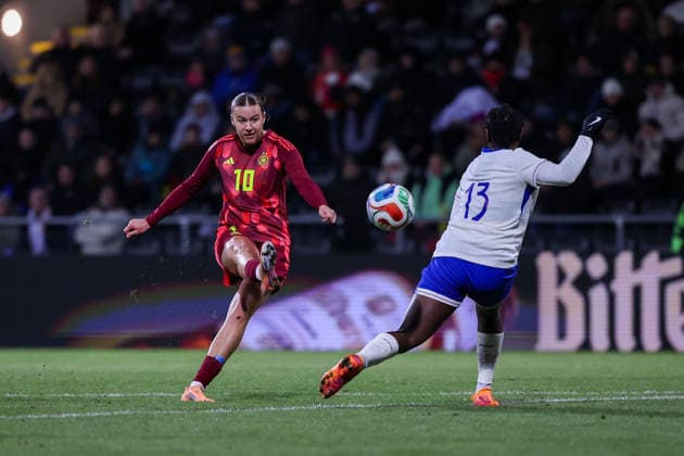 2025.12.01 xjfx Fussball U 23-Länderspielrunde, 2025 2026, Gruppe A Deutschland - Frankreich v.l., Larissa Mühlhaus (Frauen U 23 Deutschland) schiesst das Tor zum 1:0, Aude BIZET (U23 France) (DFL DFB REGULATIONS PROHIBIT ANY USE OF PHOTOGRAPHS as IMAGE SEQUENCES and or QUASI-VIDEO) Copyright: JoaquimxFerreira