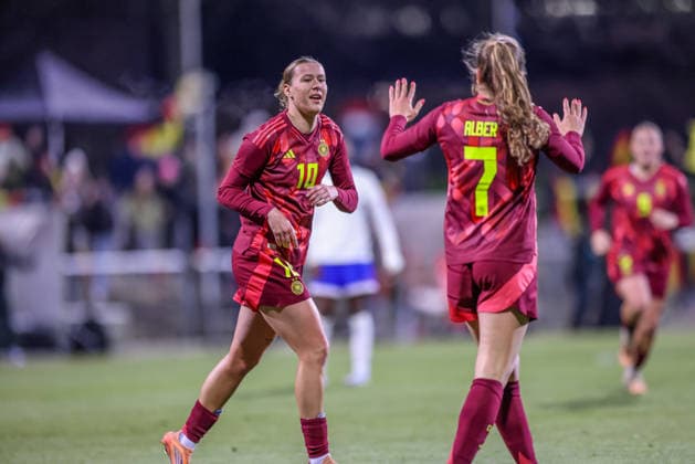 GER, Frankfurt, Deutschland vs Frankreich, Länderspielrunde, Fussball, FIFA, Spielzeit 2025 2026, U23, Stadion am Brentanobad, Gruppe A im Bild: Larissa Mühlhaus (Deutschland U23) erzielt das Tor zum 1:0, Jubel und Freude DFB DFL REGULATIONS PROHIBIT ANY USE OF PHOTOGRAPHS AS IMAGE SEQUENCES AND OR QUASI-VIDEO, 01.12.2025 Copyright: HMBxMedia HendrikxHamelau