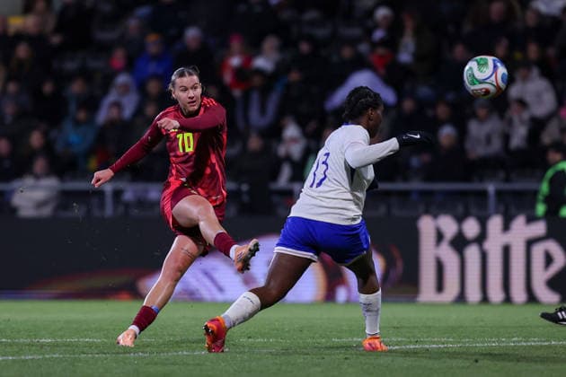 2025.12.01 xjfx Fussball U 23-Länderspielrunde, 2025 2026, Gruppe A Deutschland - Frankreich v.l., Larissa Mühlhaus (Frauen U 23 Deutschland) schiesst das Tor zum 1:0, Aude BIZET (U23 France) (DFL DFB REGULATIONS PROHIBIT ANY USE OF PHOTOGRAPHS as IMAGE SEQUENCES and or QUASI-VIDEO) Copyright: JoaquimxFerreira