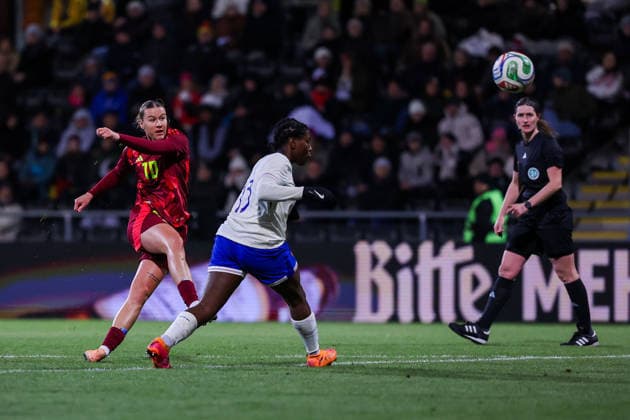 2025.12.01 xjfx Fussball U 23-Länderspielrunde, 2025 2026, Gruppe A Deutschland - Frankreich v.l., Larissa Mühlhaus (Frauen U 23 Deutschland) schiesst das Tor zum 1:0, Aude BIZET (U23 France) (DFL DFB REGULATIONS PROHIBIT ANY USE OF PHOTOGRAPHS as IMAGE SEQUENCES and or QUASI-VIDEO) Copyright: JoaquimxFerreira