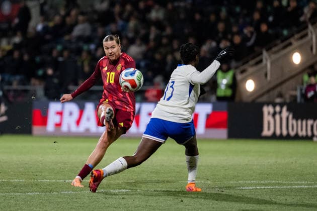 01.12.2025, Fußball, Frauen, Länderspielrunde 2025 2026, Gruppe A, Deutschland U 23 - Frankreich U 23 Larissa Mühlhaus (10 Deutschland U23) schlenzt den Ball in den Winkel zum 1:0.