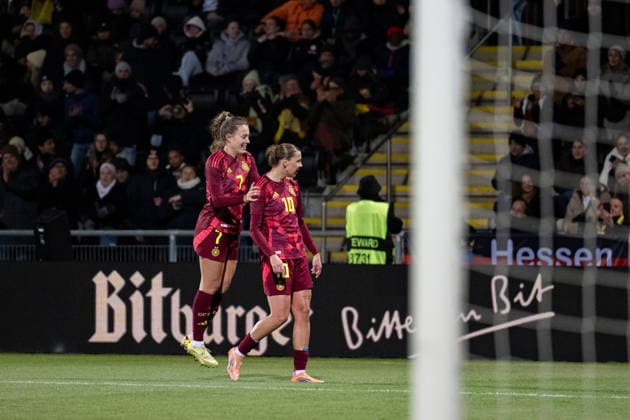 01.12.2025, Fußball, Frauen, Länderspielrunde 2025 2026, Gruppe A, Deutschland U 23 - Frankreich U 23 Mara Alber (7 Deutschland U23) freut sich mit Larissa Mühlhaus (10 Deutschland U23) über den Führungstreffer.