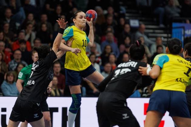 Kristina Radayeva (Kasachstan) im Zweikampf mit Boeun Gim (Suedkorea) und Jihyun Yeon (Suedkorea), Suedkorea vs Kasachstan, Handball, IHF Handball Weltmeisterschaft der Frauen, 3. Spieltag, 01.12.2025 Suedkorea vs Kasachstan, Handball, IHF Handball Weltmeisterschaft der Frauen, 3. Spieltag, 01.12.2025 Copyright: xEibner-Pressefoto AlexanderxNeisx EP_ANS