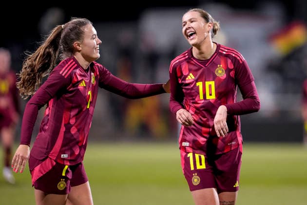 v.li.: Mara Alber (Deutschland, 7), Torschützin Larissa Mühlhaus (Deutschland, 10), Spielerinnen der deutschen U23-Auswahl, jubeln über das Tor zum 1:0, Jubel, Torjubel, Torerfolg, celebrate the goal, goal, celebration, jubelt ueber das Tor, Freuen, Freude, freut sich, optimistisch, positiv, Spielszene, Highlight, Action, Aktion, 01.12.2025, Frankfurt am Main (Deutschland), Fussball, Länderspiel, U23-Frauen, Deutschland - Frankreich, DFB DFL REGULATIONS PROHIBIT ANY USE OF PHOTOGRAPHS AS IMAGE SEQUENCES AND OR QUASI-VIDEO.
