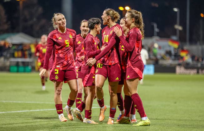 GER, Frankfurt, Deutschland vs Frankreich, Länderspielrunde, Fussball, FIFA, Spielzeit 2025 2026, U23, Stadion am Brentanobad, Gruppe A im Bild: Larissa Mühlhaus (Deutschland U23) erzielt das Tor zum 1:0, Jubel und Freude DFB DFL REGULATIONS PROHIBIT ANY USE OF PHOTOGRAPHS AS IMAGE SEQUENCES AND OR QUASI-VIDEO, 01.12.2025 Copyright: HMBxMedia HendrikxHamelau