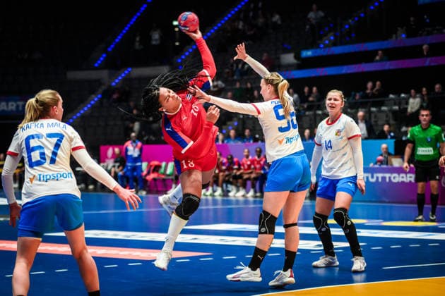 Danielys Herranz Reyes (Kuba, 16) vs. Charlotte Cholevova (Tschechien, 96) GER, Tschechien - Kuba, Handball Weltmeisterschaft, Vorrunde, Gruppe G, 01.12.2025 GER, Tschechien - Kuba, Handball Weltmeisterschaft, Vorrunde, Gruppe G, 01.12.2025 Stuttgart Copyright: xSandyxDinkelackerx EP_SDR
