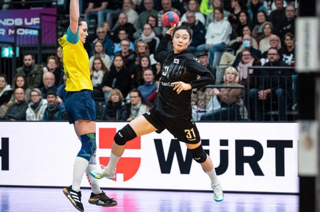 GIM Boeun (31 Republic of Korea) takes a shot at goal during the IHF Women s Handball World Championship, WM, Weltmeisterschaft game between Republic of Korea and Kazakhstan at the SWT Arena in Trier, Germany Copyright: xMartinxPitschx xSPPx Sportspressphoto_SPR68537
