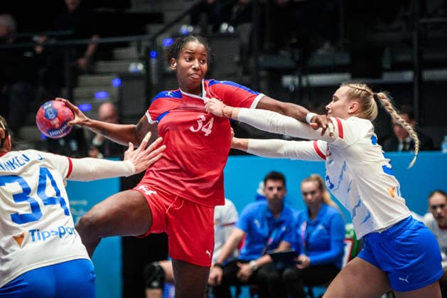 Jennifer Amanda Toledo Abreu (Kuba, 34) vs. Valerie Smetkova (Tschechien, 35) GER, Tschechien - Kuba, Handball Weltmeisterschaft, Vorrunde, Gruppe G, 01.12.2025 GER, Tschechien - Kuba, Handball Weltmeisterschaft, Vorrunde, Gruppe G, 01.12.2025 Stuttgart Copyright: xSandyxDinkelackerx EP_SDR
