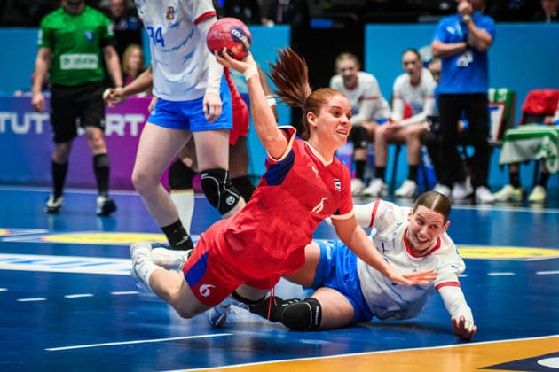 Dianny Regla Gonzales Romero (Kuba, 6) vs. Eliska Desortova (Tschechien, 24) GER, Tschechien - Kuba, Handball Weltmeisterschaft, Vorrunde, Gruppe G, 01.12.2025 GER, Tschechien - Kuba, Handball Weltmeisterschaft, Vorrunde, Gruppe G, 01.12.2025 Stuttgart Copyright: xSandyxDinkelackerx EP_SDR