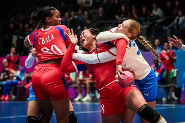 Lorena Aide Tellez Delgado (Kuba, 18) wird geblockt von Veronika Vavrova (Tschechien, 39), li. noch Melissa Chala Lezcano (Kuba, 80) GER, Tschechien - Kuba, Handball Weltmeisterschaft, Vorrunde, Gruppe G, 01.12.2025 GER, Tschechien - Kuba, Handball Weltmeisterschaft, Vorrunde, Gruppe G, 01.12.2025 Stuttgart Copyright: xSandyxDinkelackerx EP_SDR