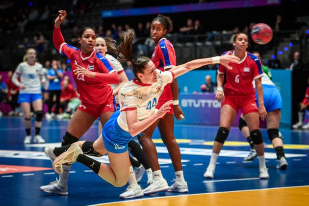 Dominika Zachova (Tschechien, 44) - Sprung in den Kreis, li. Schakira Robert Reinoso (Kuba, 24) GER, Tschechien - Kuba, Handball Weltmeisterschaft, Vorrunde, Gruppe G, 01.12.2025 GER, Tschechien - Kuba, Handball Weltmeisterschaft, Vorrunde, Gruppe G, 01.12.2025 Stuttgart Copyright: xSandyxDinkelackerx EP_SDR