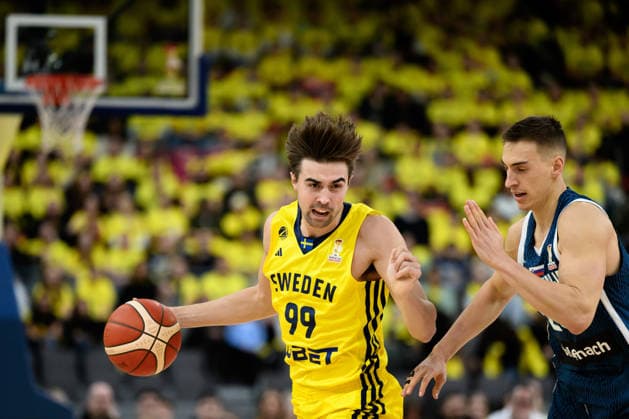 251201 Olle Lundqvist of Sweden and Miha Cerkvenik of Slovenia during the FIBA World Cup Qualifier game between Sweden and Slovenia on December 1, 2025 in Gothenburg. Photo: Carl Sandin BILDBYRAN kod CS CS0811 basket basketball vm-kval kval fiba world cup qualifiers sverige slovenien sweden slovenia bbeng Copyright: CARLxSANDIN BB251201CS012