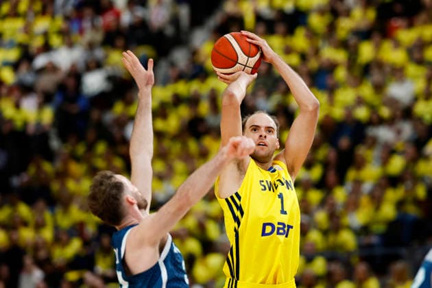 GÖTEBORG, SVERIGE 20251201 Sveriges Denzel Andersson gör poäng under tisdagens VM-kval i basket mellan Sverige och Slovenien i Scandinavium. GÖTEBORG SVERIGE x9200x  Copyright: xAdamxIhse TTx BASKET VM-KVAL SVERIGE-SLOVENIEN
