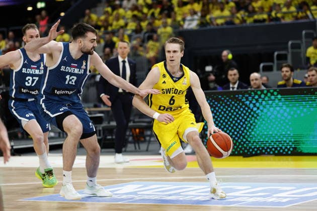 GÖTEBORG, SVERIGE 20251201 Sveriges Tobias Borg och Sloveniens Robert Jurkovic (tv) under tisdagens VM-kval i basket mellan Sverige och Slovenien i Scandinavium. GÖTEBORG SVERIGE x9200x  Copyright: xAdamxIhse TTx BASKET VM-KVAL SVERIGE-SLOVENIEN