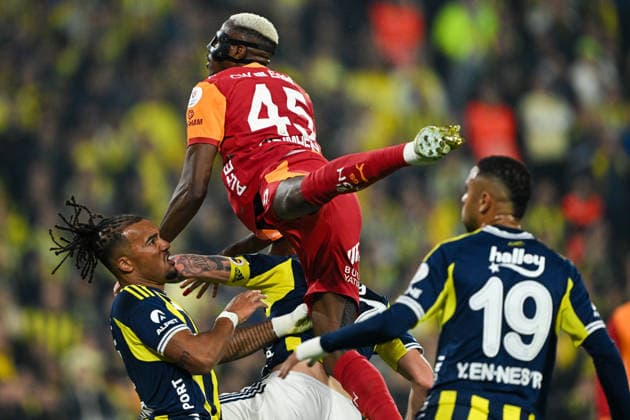 Fenerbahce v Galatasaray - Turkish Super Lig ISTANBUL, TURKIYE - DECEMBER 1: Archie Brow (L) of Fenerbahce in action against Victor Osimhen (45) of Galatasaray during the Turkish Super Lig week 14 football match between Fenerbahce and Galatasaray at Chobani Stadium in Istanbul, Turkiye on December 1, 2025. Serhat Cagdas Anadolu Istanbul Turkey. Editorial use only. Please get in touch for any other usage.  Copyright: x2025xAnadoluxSerhatxCagdasx