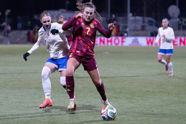 01.12.2025, xhfmx, Fussball Frauen U23 Länderspiel, Deutschland - Frankreich v.l. Eden Le Guilly (Frankreich U23) und Mara Alber (Deutschland U23) im Zweikampf (DFL DFB REGULATIONS PROHIBIT ANY USE OF PHOTOGRAPHS as IMAGE SEQUENCES and or QUASI-VIDEO) Frankfurt