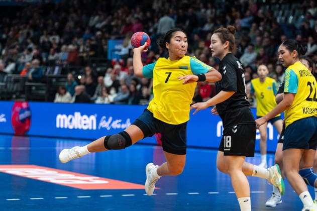 ZHAPAROVA Aida (7 Kazakhstan) takes a jump shot during the IHF Women s Handball World Championship, WM, Weltmeisterschaft game between Republic of Korea and Kazakhstan at the SWT Arena in Trier, Germany Copyright: xMartinxPitschx xSPPx Sportspressphoto_SPR68545