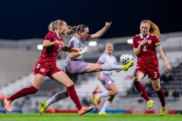251201 Elisabeth Terland of Norway against Stine Sandbech and Stine Ballisager Pedersen of Denmark during the International Friendly, Länderspiel, Nationalmannschaft football match between Denmark and Norway on December 1, 2025 in La Linea. Photo: Vegard Grott BILDBYRAN kod VG VG0842 bbeng fotboll football soccer fotball träningslandskamp privatlandskamp landskamp international friendly norge norway women dam danmark denmark Copyright: VEGARDxGRoTT BB251201VG034