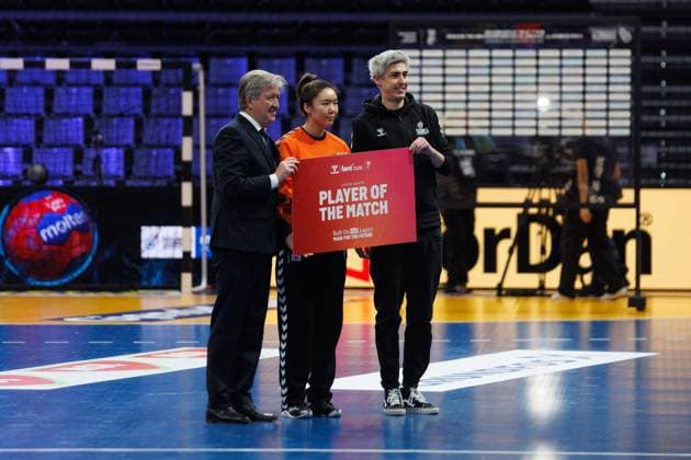 Saeyoung Park (Suedkorea) wurde Spielerin des spiels, Suedkorea vs Kasachstan, Handball, IHF Handball Weltmeisterschaft der Frauen, 3. Spieltag, 01.12.2025 Suedkorea vs Kasachstan, Handball, IHF Handball Weltmeisterschaft der Frauen, 3. Spieltag, 01.12.2025 Copyright: xEibner-Pressefoto AlexanderxNeisx EP_ANS