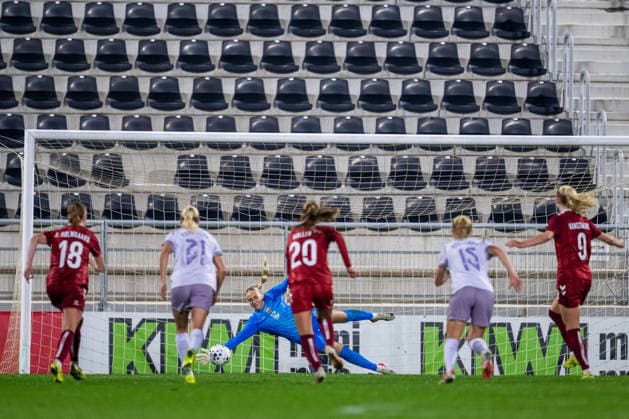 251201 Goalkeeper Selma Panengstuen of Norway saves a penalty during the International Friendly, Länderspiel, Nationalmannschaft football match between Denmark and Norway on December 1, 2025 in La Linea. Photo: Vegard Grott BILDBYRAN kod VG VG0842 bbeng fotboll football soccer fotball träningslandskamp privatlandskamp landskamp international friendly norge norway women dam danmark denmark Copyright: VEGARDxGRoTT BB251201VG039