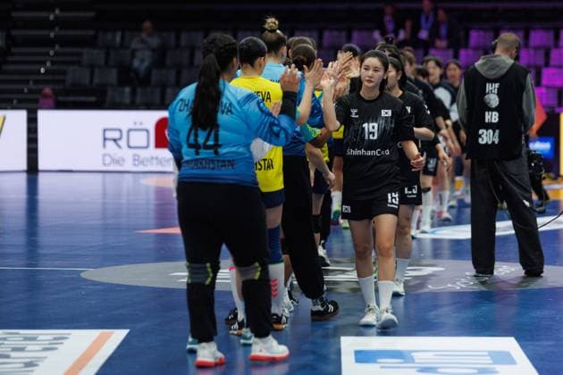 Die Mannschaften verabschieden sich, Suedkorea vs Kasachstan, Handball, IHF Handball Weltmeisterschaft der Frauen, 3. Spieltag, 01.12.2025 Suedkorea vs Kasachstan, Handball, IHF Handball Weltmeisterschaft der Frauen, 3. Spieltag, 01.12.2025 Copyright: xEibner-Pressefoto AlexanderxNeisx EP_ANS