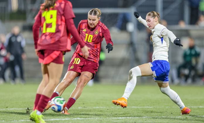 GER, Frankfurt, Deutschland vs Frankreich, Länderspielrunde, Fussball, FIFA, Spielzeit 2025 2026, U23, Stadion am Brentanobad, Gruppe A im Bild: Larissa Mühlhaus (Deutschland U23), Torschuss DFB DFL REGULATIONS PROHIBIT ANY USE OF PHOTOGRAPHS AS IMAGE SEQUENCES AND OR QUASI-VIDEO, 01.12.2025 Copyright: HMBxMedia HendrikxHamelau