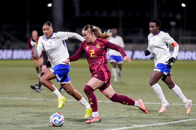 v.li.: Melinda Mendy (Frankreich, 22), Laura Gloning (Deutschland, 2), Vicki Becho (Frankreich, 7), Aktion, Action, Spielszene, 01.12.2025, Frankfurt am Main (Deutschland), Fussball, Länderspiel, U23-Frauen, Deutschland - Frankreich, DFB DFL REGULATIONS PROHIBIT ANY USE OF PHOTOGRAPHS AS IMAGE SEQUENCES AND OR QUASI-VIDEO.