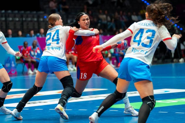 Handball I Frauen I Weltmeisterschaft I Vorrunde I 3. Spieltag I Tschechien - Kuba I 01.12.2025 Lorena Aide Tellez Delgado (18, Kuba) Stuttgart Porsche Arena Baden-Württemberg Deutschland Copyright: xLobeca MaxxPetershansx