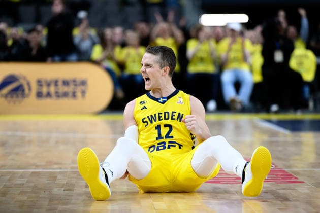 251201 Ludvig Hakanson of Sweden celebrates during the FIBA World Cup Qualifier game between Sweden and Slovenia on December 1, 2025 in Gothenburg. Photo: Carl Sandin BILDBYRAN kod CS CS0811 basket basketball vm-kval kval fiba world cup qualifiers sverige slovenien sweden slovenia bbeng jubel *** 251201 Ludvig Hakanson of Sweden celebrates during the FIBA World Cup Qualifier game between Sweden and Slovenia on December 1, 2025 in Gothenburg Photo Carl Sandin BILDBYRAN kod CS CS0811 basketball vm kval kval fiba world cup qualifiers sverige slovenien sweden slovenia bbeng jubel  Copyright: CARLxSANDIN BB251201CS024