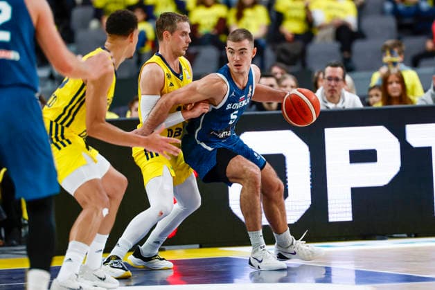 GOTHENBURG, SWEDEN 20251201 Sweden s Ludvig Hakanson against Slovenia s Ziga Samar during the World Cup basketball qualifier between Sweden and Slovenia at Scandinavium, Gothenburg, Sweden December 1, 2025. GÖTEBORG SWEDEN x9200x
