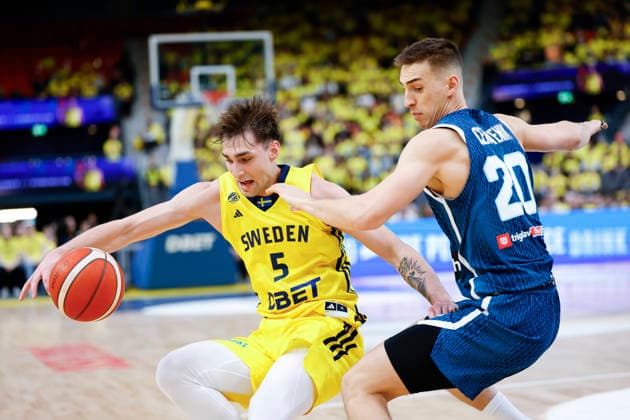 GOTHENBURG, SWEDEN 20251201 Sweden s Wilhelm Falk against Slovenia s Miha Cerkvenik during the World Cup basketball qualifier between Sweden and Slovenia at Scandinavium, Gothenburg, Sweden December 1, 2025. GÖTEBORG SWEDEN x9200x