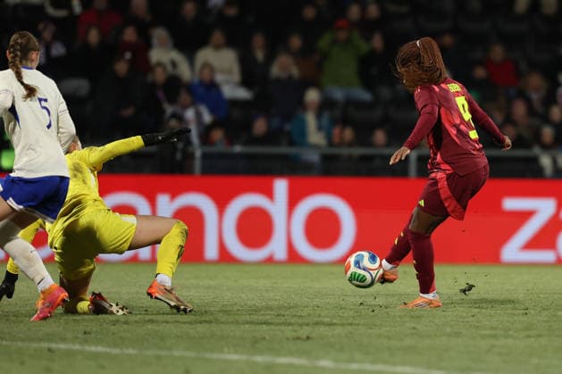 2025.12.01 xjfx Fussball U 23-Länderspielrunde, 2025 2026, Gruppe A Deutschland - Frankreich v.l., Alice PINGUET (U23 France), Delice Boboy (Frauen U 23 Deutschland) schiesst das Tor zum 2:0 (DFL DFB REGULATIONS PROHIBIT ANY USE OF PHOTOGRAPHS as IMAGE SEQUENCES and or QUASI-VIDEO) Copyright: JoaquimxFerreira