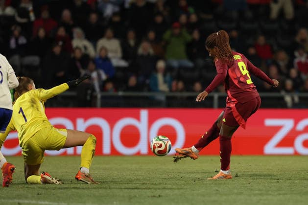2025.12.01 xjfx Fussball U 23-Länderspielrunde, 2025 2026, Gruppe A Deutschland - Frankreich v.l., Alice PINGUET (U23 France), Delice Boboy (Frauen U 23 Deutschland) schiesst das Tor zum 2:0 (DFL DFB REGULATIONS PROHIBIT ANY USE OF PHOTOGRAPHS as IMAGE SEQUENCES and or QUASI-VIDEO) Copyright: JoaquimxFerreira