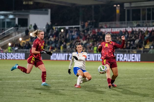 01.12.2025, Fußball, Frauen, Länderspielrunde 2025 2026, Gruppe A, Deutschland U 23 - Frankreich U 23 Judith Coquet (18 Frankreich U23) versucht den Ball aufs Tor zu bringen. Sofie Zdebel (6 Deutschland U23) und Greta Stegemann (14 Deutschland U23) kamen zu spät.