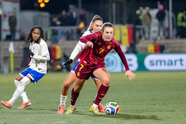 01.12.2025, Fußball, Frauen, Länderspielrunde 2025 2026, Gruppe A, Deutschland U 23 - Frankreich U 23 Mara Alber (7 Deutschland U23) vor Oceane Picard (15 Frankreich U23) am Ball.